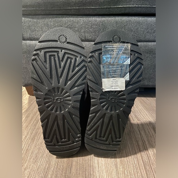 UGG retired Black Capra boots size 8 NEVER WORN OR TRIED ON - Picture 2 of 9